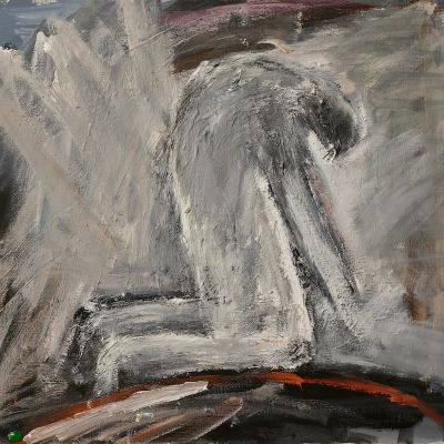 Frau von weissen Tulpen